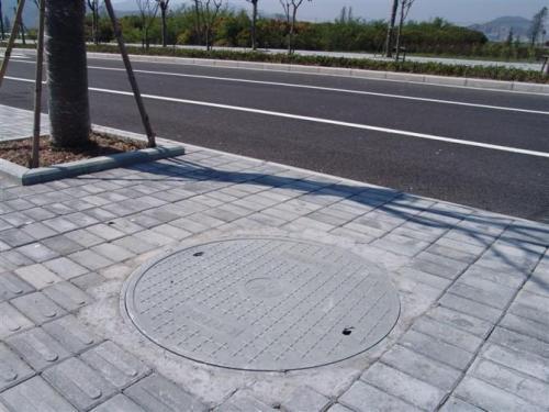 製作地下井蓋廠家的井蓋是排汙管道係統不可缺少的組件