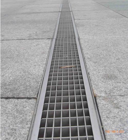 線性排水溝應當盡量避免對相鄰的不動產權利