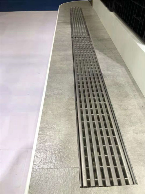 如何確定進行線性排水溝的維護周期？